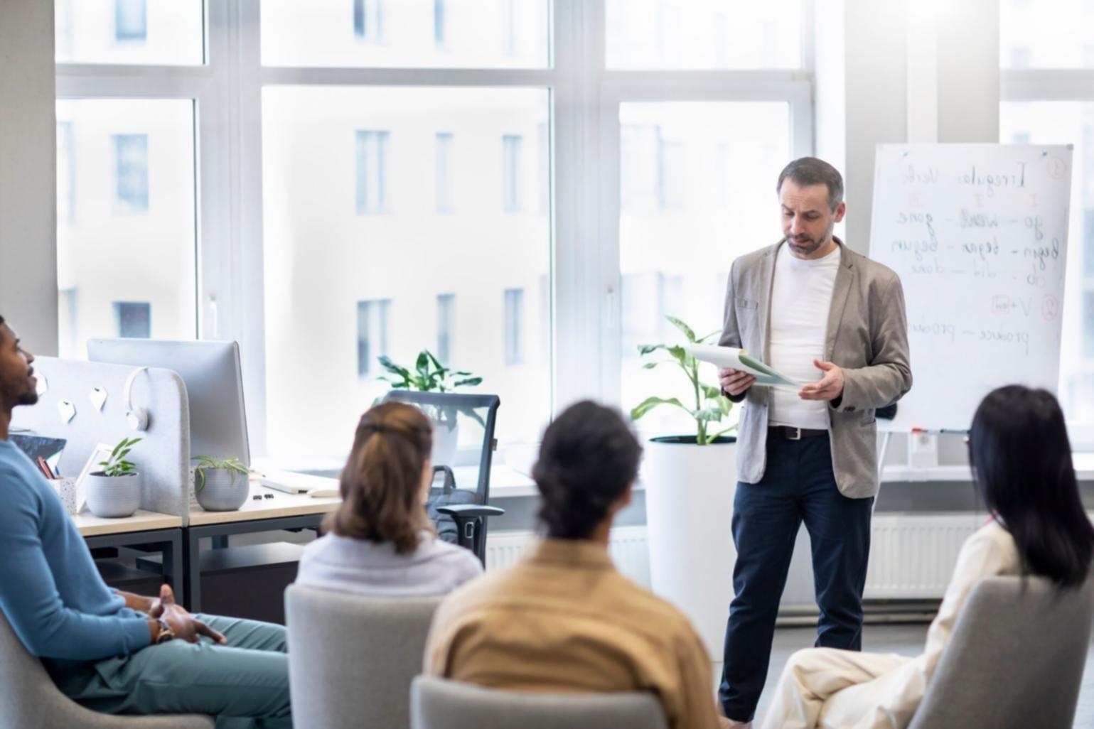 Datenanalyse Arbeitsplatz mit Diagrammen und Berechnungen